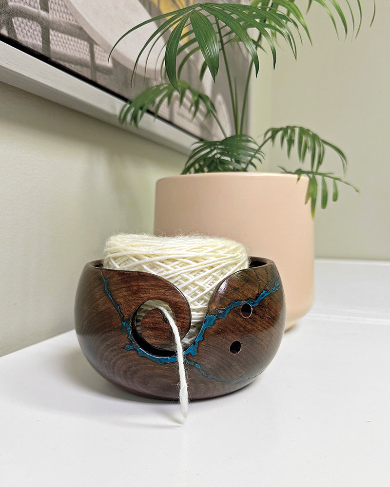 Bol de fil Sheesham avec incrustation de résine bleue