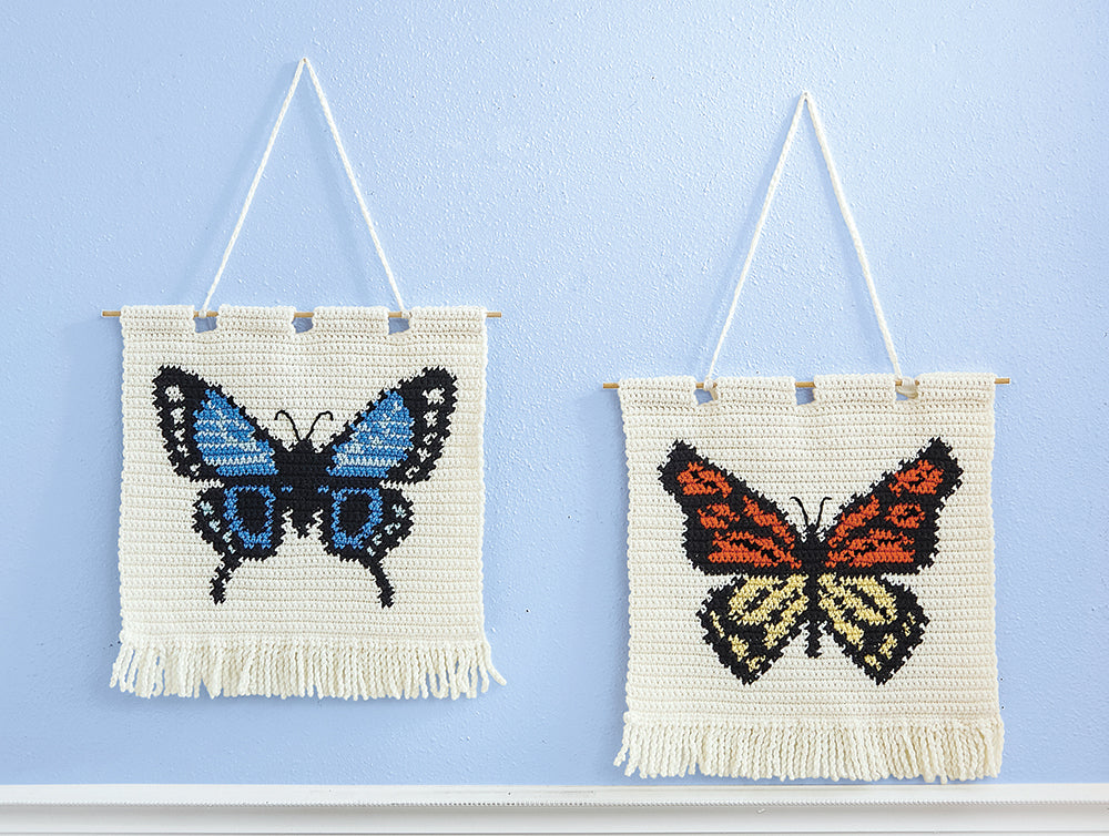 Paire de papillons suspendus au mur