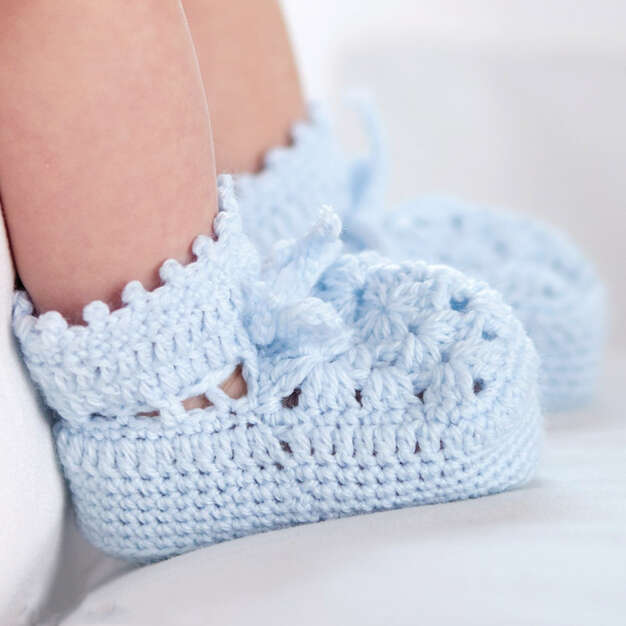 Modèle gratuit de chaussons au crochet motif grand-mère