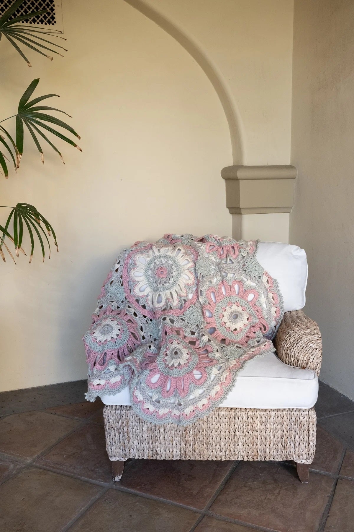 Modèle afghan de cercle de fleurs gratuit