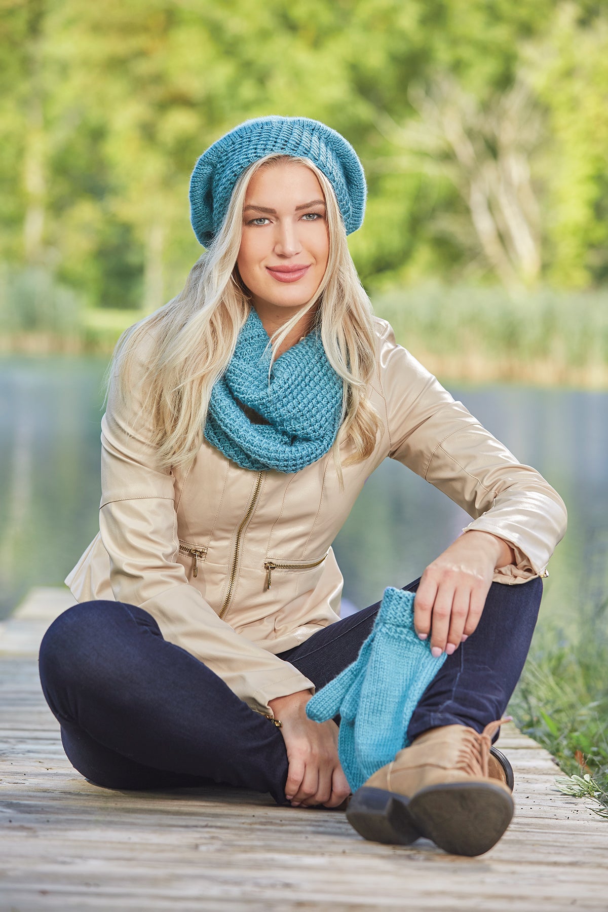 Ensemble capot, chapeau et mitaines à côtes ouvertes