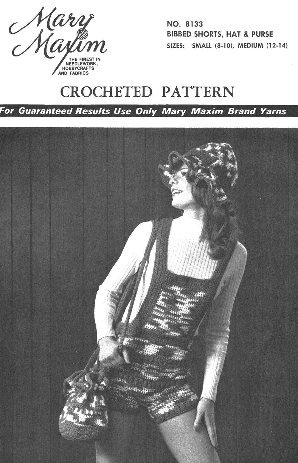 Modèle de short à bretelles, chapeau et sac à main