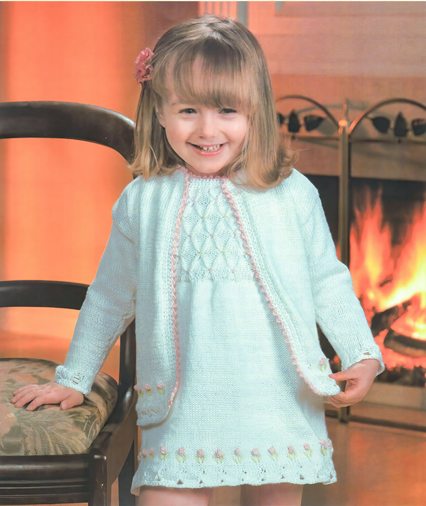 Modèle de robe d'été et de cardigan smockés